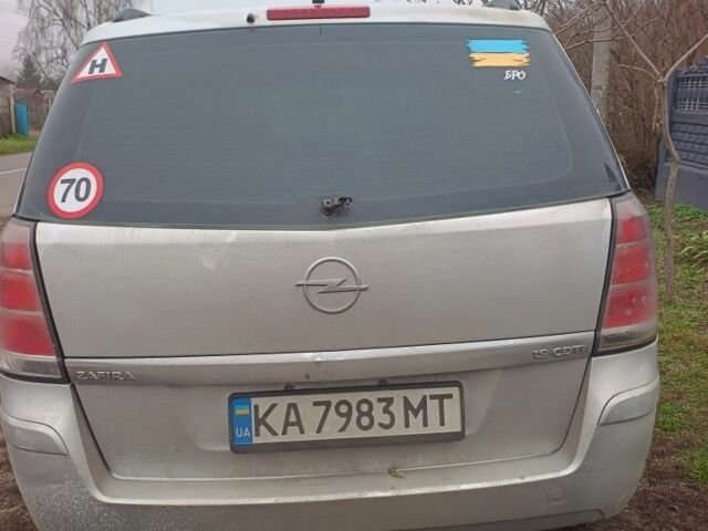 Серый Опель Зафира, объемом двигателя 1.9 л и пробегом 471 тыс. км за 4999 $, фото 3 на Automoto.ua