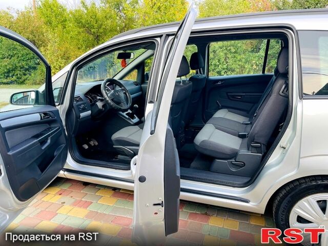 Серый Опель Зафира, объемом двигателя 1.6 л и пробегом 230 тыс. км за 5200 $, фото 5 на Automoto.ua