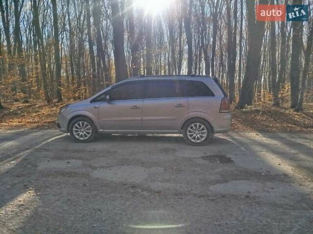 Серый Опель Зафира, объемом двигателя 1.9 л и пробегом 300 тыс. км за 5700 $, фото 2 на Automoto.ua