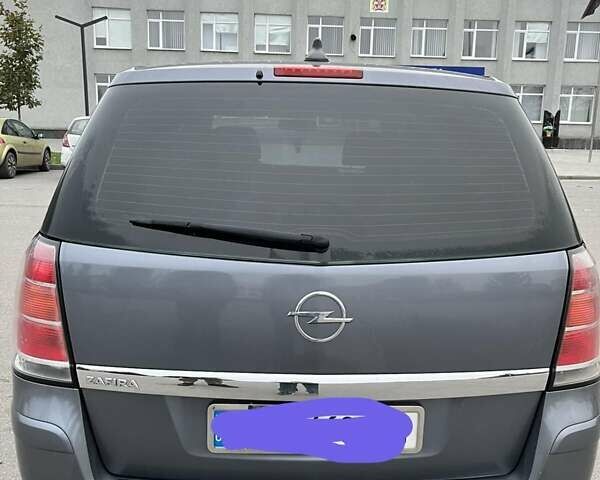 Серый Опель Зафира, объемом двигателя 1.6 л и пробегом 218 тыс. км за 5400 $, фото 1 на Automoto.ua