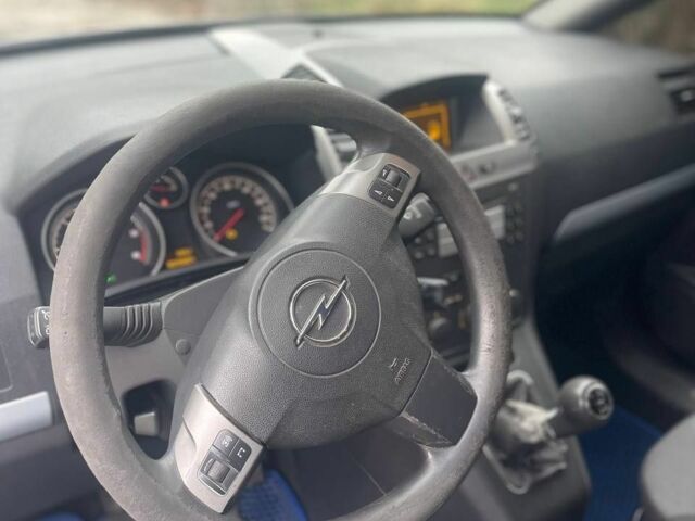 Серый Опель Зафира, объемом двигателя 1.9 л и пробегом 320 тыс. км за 3999 $, фото 6 на Automoto.ua