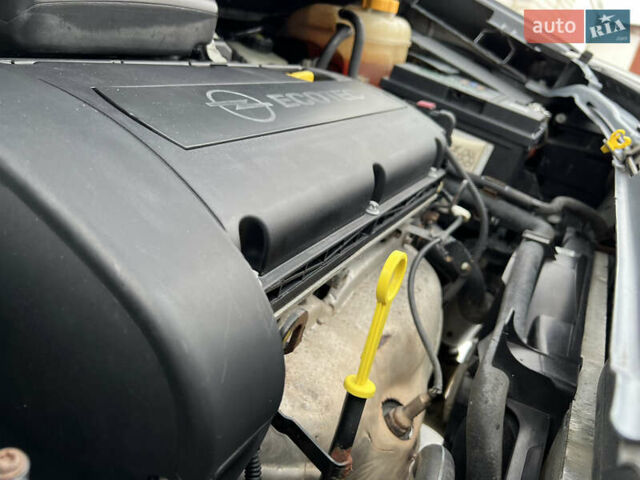 Серый Опель Зафира, объемом двигателя 1.6 л и пробегом 291 тыс. км за 3950 $, фото 23 на Automoto.ua