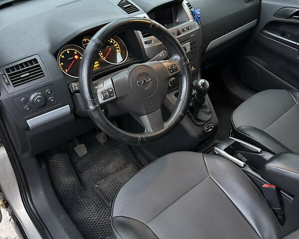 Серый Опель Зафира, объемом двигателя 1.91 л и пробегом 410 тыс. км за 4300 $, фото 16 на Automoto.ua