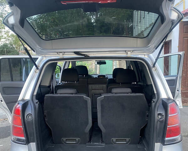 Серый Опель Зафира, объемом двигателя 1.8 л и пробегом 244 тыс. км за 5300 $, фото 12 на Automoto.ua