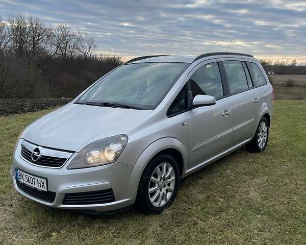Серый Опель Зафира, объемом двигателя 1.8 л и пробегом 218 тыс. км за 4999 $, фото 2 на Automoto.ua