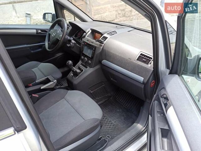 Серый Опель Зафира, объемом двигателя 1.9 л и пробегом 284 тыс. км за 4900 $, фото 10 на Automoto.ua