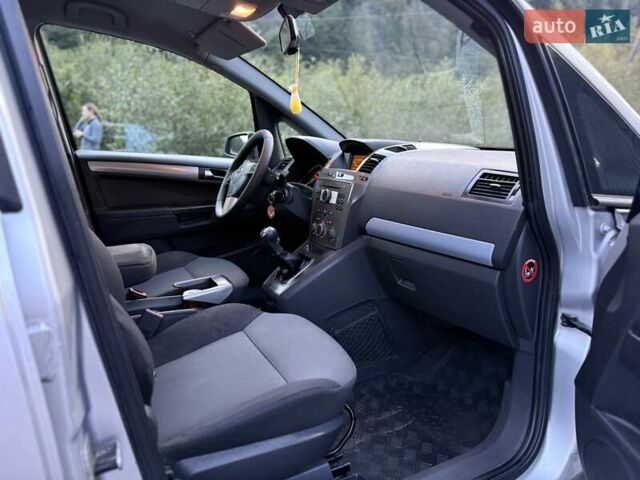 Серый Опель Зафира, объемом двигателя 1.6 л и пробегом 260 тыс. км за 5750 $, фото 32 на Automoto.ua