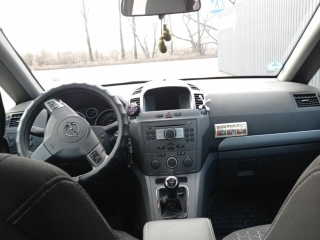 Серый Опель Зафира, объемом двигателя 1.6 л и пробегом 208 тыс. км за 5200 $, фото 7 на Automoto.ua