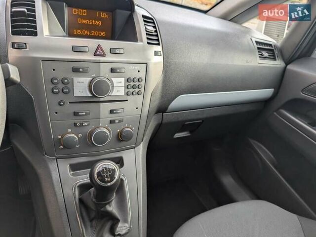 Серый Опель Зафира, объемом двигателя 1.8 л и пробегом 176 тыс. км за 5700 $, фото 10 на Automoto.ua