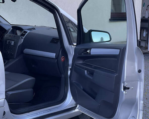 Опель Зафира 2006 в Жовкве на Automoto.ua Серый Опель Зафира, объемом двигателя 1.9 л и пробегом 228 тыс. км за 4999 $, фото 51 на Automoto.ua