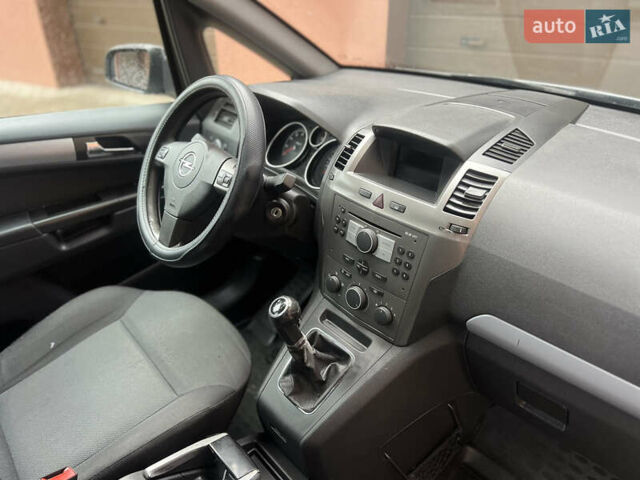 Серый Опель Зафира, объемом двигателя 1.6 л и пробегом 211 тыс. км за 4450 $, фото 9 на Automoto.ua