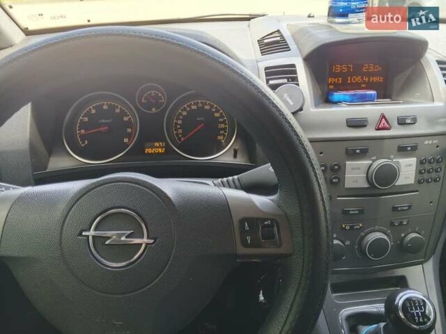 Серый Опель Зафира, объемом двигателя 1.8 л и пробегом 209 тыс. км за 5250 $, фото 12 на Automoto.ua