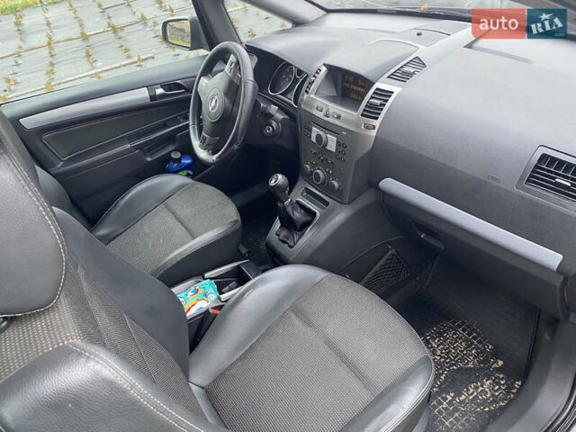 Серый Опель Зафира, объемом двигателя 1.91 л и пробегом 280 тыс. км за 2900 $, фото 2 на Automoto.ua