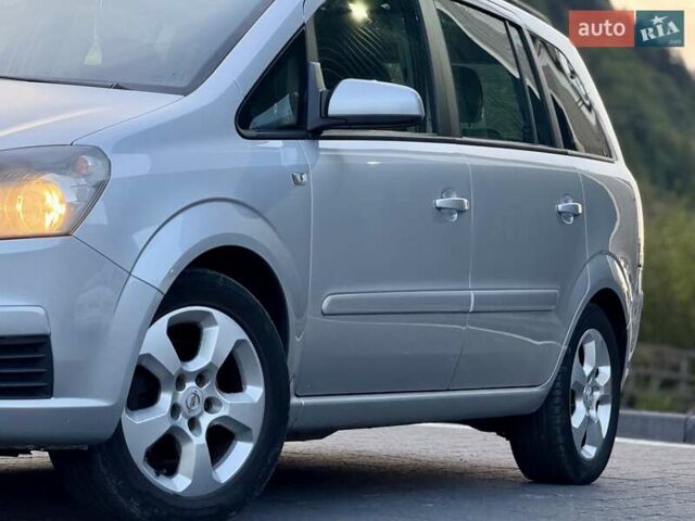 Серый Опель Зафира, объемом двигателя 1.6 л и пробегом 260 тыс. км за 5750 $, фото 4 на Automoto.ua