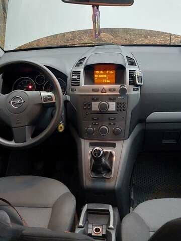 Серый Опель Зафира, объемом двигателя 1.8 л и пробегом 240 тыс. км за 4600 $, фото 5 на Automoto.ua