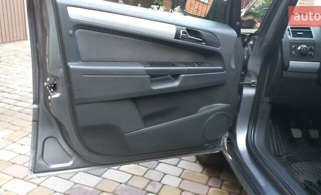 Серый Опель Зафира, объемом двигателя 1.6 л и пробегом 211 тыс. км за 5400 $, фото 13 на Automoto.ua