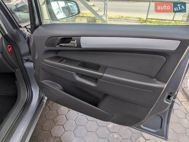 Серый Опель Зафира, объемом двигателя 1.8 л и пробегом 176 тыс. км за 5700 $, фото 18 на Automoto.ua