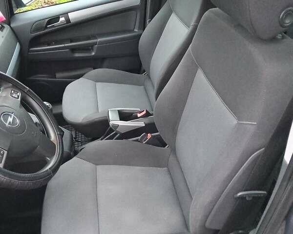 Серый Опель Зафира, объемом двигателя 1.6 л и пробегом 209 тыс. км за 7800 $, фото 4 на Automoto.ua