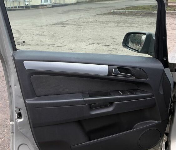 Серый Опель Зафира, объемом двигателя 2 л и пробегом 300 тыс. км за 2950 $, фото 10 на Automoto.ua