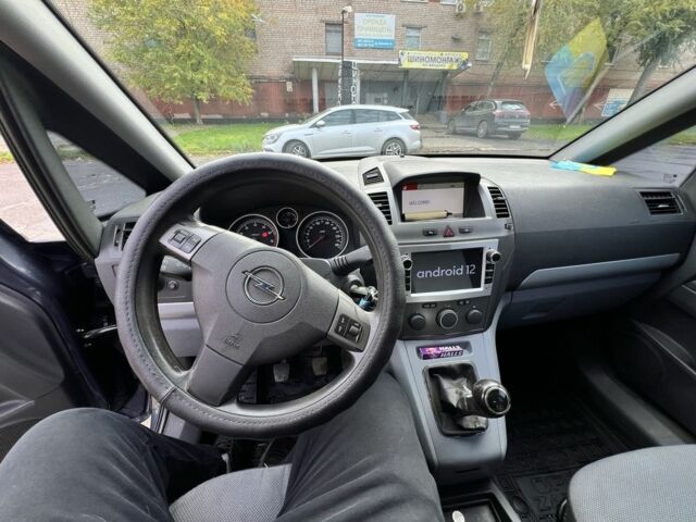 Серый Опель Зафира, объемом двигателя 1.6 л и пробегом 290 тыс. км за 5600 $, фото 4 на Automoto.ua