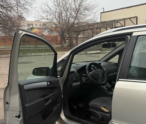 Серый Опель Зафира, объемом двигателя 2 л и пробегом 300 тыс. км за 2950 $, фото 8 на Automoto.ua