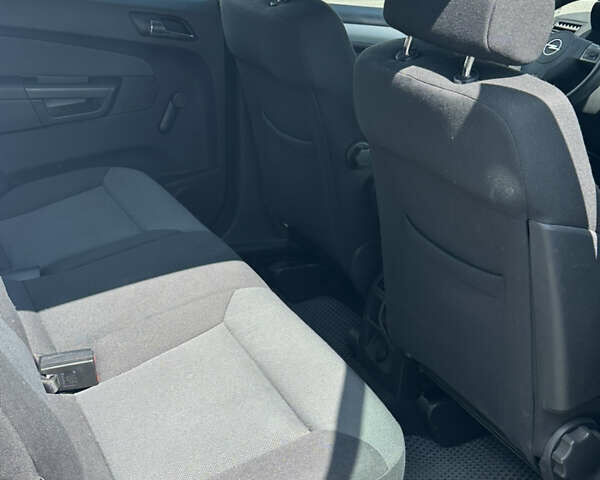 Серый Опель Зафира, объемом двигателя 1.6 л и пробегом 217 тыс. км за 5500 $, фото 27 на Automoto.ua