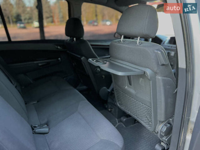 Серый Опель Зафира, объемом двигателя 1.9 л и пробегом 280 тыс. км за 4500 $, фото 5 на Automoto.ua