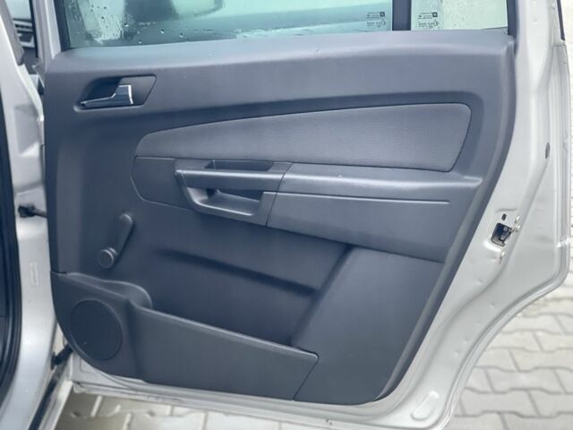 Серый Опель Зафира, объемом двигателя 1.9 л и пробегом 426 тыс. км за 2300 $, фото 15 на Automoto.ua