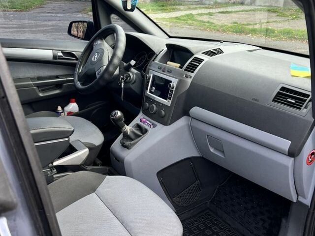 Серый Опель Зафира, объемом двигателя 1.6 л и пробегом 290 тыс. км за 5600 $, фото 5 на Automoto.ua