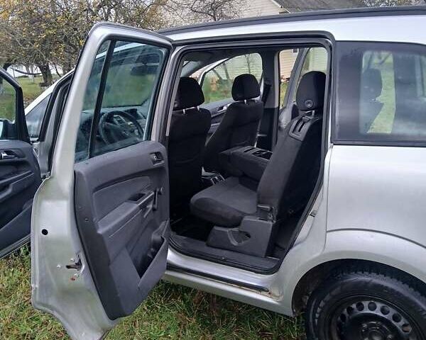 Серый Опель Зафира, объемом двигателя 1.6 л и пробегом 307 тыс. км за 4600 $, фото 2 на Automoto.ua