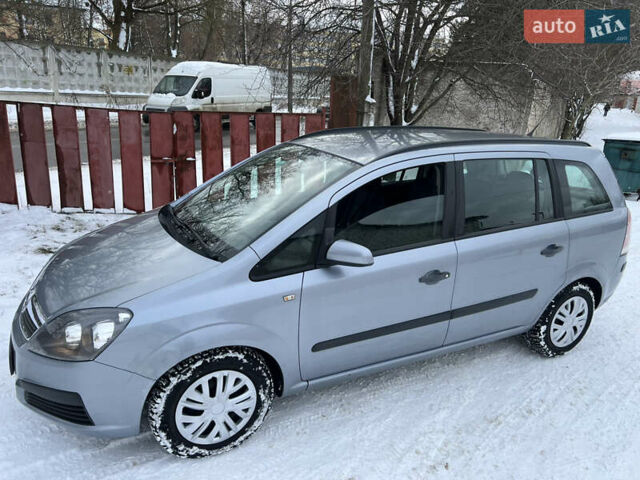 Серый Опель Зафира, объемом двигателя 1.6 л и пробегом 291 тыс. км за 3950 $, фото 2 на Automoto.ua
