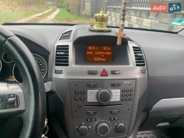 Серый Опель Зафира, объемом двигателя 1.6 л и пробегом 215 тыс. км за 5788 $, фото 1 на Automoto.ua