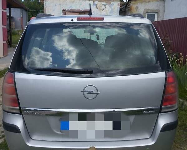 Серый Опель Зафира, объемом двигателя 2.2 л и пробегом 320 тыс. км за 5400 $, фото 1 на Automoto.ua