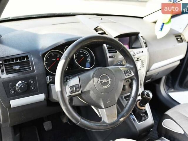 Серый Опель Зафира, объемом двигателя 1.9 л и пробегом 309 тыс. км за 4600 $, фото 14 на Automoto.ua