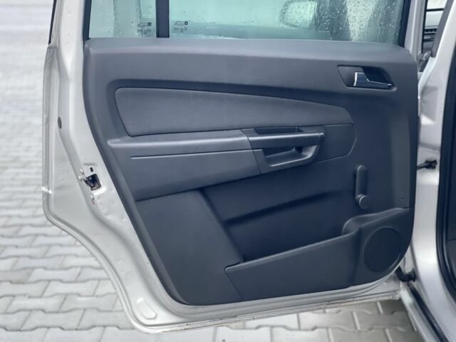 Серый Опель Зафира, объемом двигателя 1.9 л и пробегом 426 тыс. км за 2300 $, фото 13 на Automoto.ua