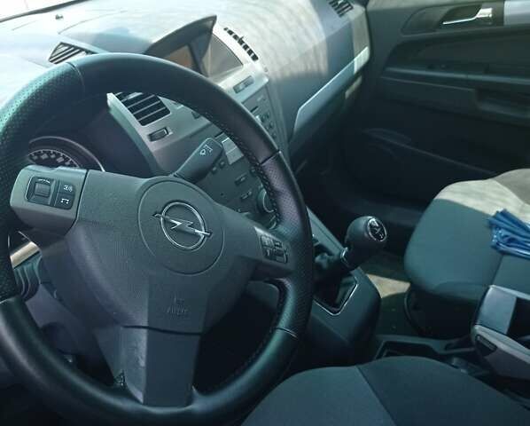 Серый Опель Зафира, объемом двигателя 1.6 л и пробегом 229 тыс. км за 6000 $, фото 3 на Automoto.ua