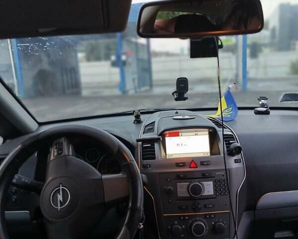 Серый Опель Зафира, объемом двигателя 1.8 л и пробегом 251 тыс. км за 5000 $, фото 1 на Automoto.ua