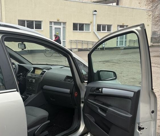 Серый Опель Зафира, объемом двигателя 2 л и пробегом 300 тыс. км за 2950 $, фото 19 на Automoto.ua