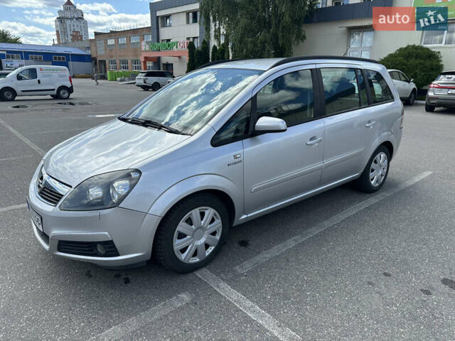 Серый Опель Зафира, объемом двигателя 1.6 л и пробегом 217 тыс. км за 5500 $, фото 2 на Automoto.ua