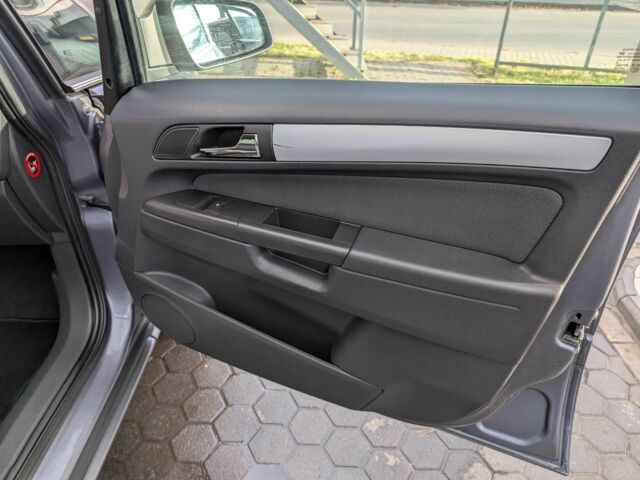 Серый Опель Зафира, объемом двигателя 0 л и пробегом 176 тыс. км за 5500 $, фото 18 на Automoto.ua