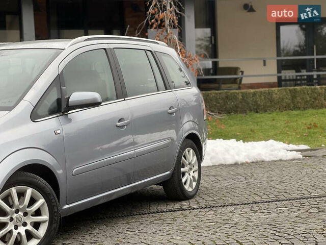 Серый Опель Зафира, объемом двигателя 1.9 л и пробегом 275 тыс. км за 4900 $, фото 2 на Automoto.ua