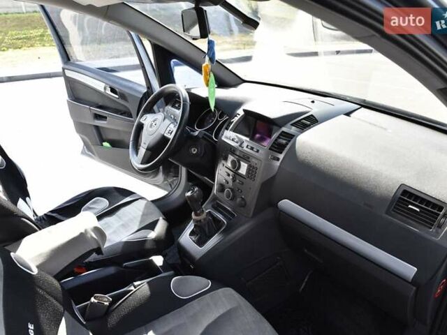 Серый Опель Зафира, объемом двигателя 1.9 л и пробегом 309 тыс. км за 4600 $, фото 34 на Automoto.ua