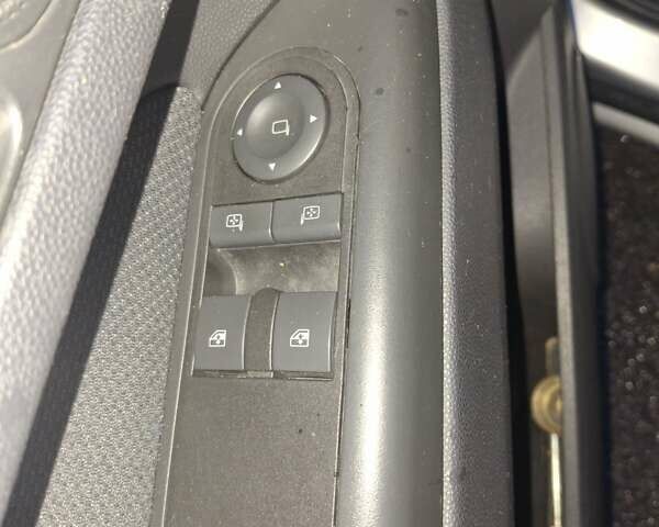 Серый Опель Зафира, объемом двигателя 1.8 л и пробегом 246 тыс. км за 5600 $, фото 10 на Automoto.ua