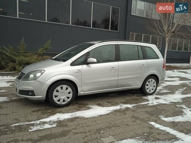 Серый Опель Зафира, объемом двигателя 1.6 л и пробегом 216 тыс. км за 5900 $, фото 1 на Automoto.ua