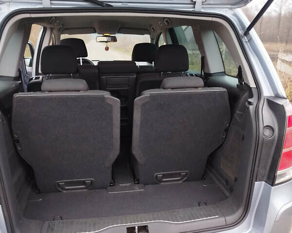 Серый Опель Зафира, объемом двигателя 1.6 л и пробегом 212 тыс. км за 4900 $, фото 12 на Automoto.ua