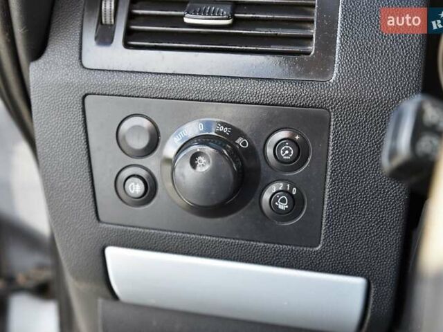 Серый Опель Зафира, объемом двигателя 1.9 л и пробегом 309 тыс. км за 4600 $, фото 15 на Automoto.ua