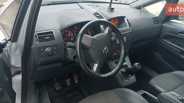 Серый Опель Зафира, объемом двигателя 1.9 л и пробегом 297 тыс. км за 5100 $, фото 2 на Automoto.ua