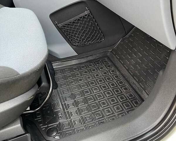 Серый Опель Зафира, объемом двигателя 1.8 л и пробегом 218 тыс. км за 4999 $, фото 21 на Automoto.ua