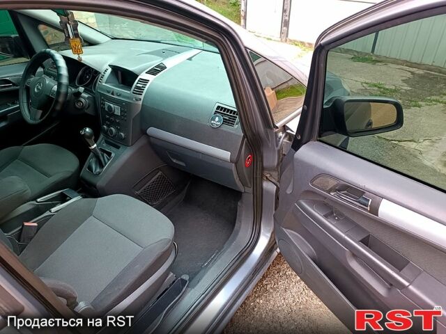 Серый Опель Зафира, объемом двигателя 1.9 л и пробегом 361 тыс. км за 4200 $, фото 11 на Automoto.ua