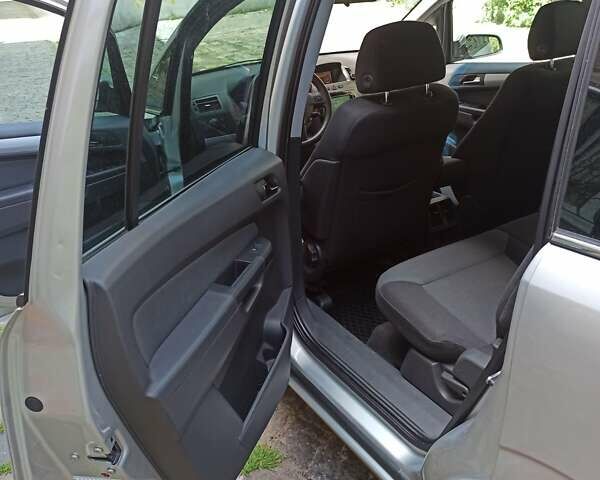 Серый Опель Зафира, объемом двигателя 1.9 л и пробегом 284 тыс. км за 4900 $, фото 13 на Automoto.ua